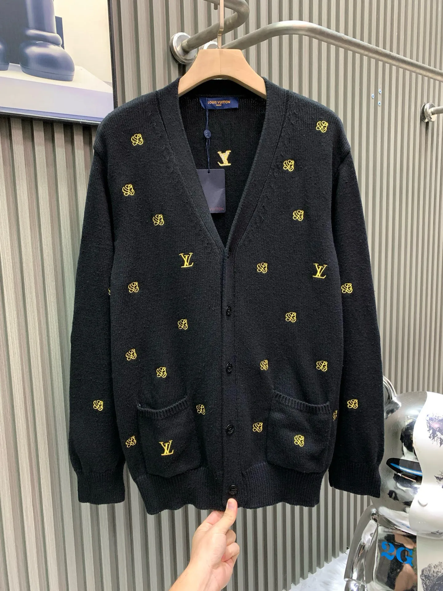 🅿️500 🀄️ Louis Vuitton 1*v25 new autumn and winter full-flower printed embroidered knitted jacket. Made of 50% sheep 🐏 velvet material, so it has natural softness and comfort. It also has good hygroscopicity and breathability. Matte needle-embroidered full-flower logo. The contrasting matte embroidery thread material is used for the version to best restore the same effect as the original version. The embroidery is very fine and dense. By controlling the direction and tightness of the embroidery thread, the embroidery thread forms exquisite embroidery on the embroidery cloth. Combined with encryption processing to increase the three-dimensional effect. Use water and detergent for cleaning during the general washing process. Make the clothes softer and cleaner through gentle scrubbing and rinsing. Customized buttons. Independently develop the Feidong series of square washing wheat. Three standards are complete.